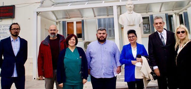 przedstawiciele szpitala w Wolicyy i szpitala w grecji na tle szpitala ogólnego w Syros w Grecji