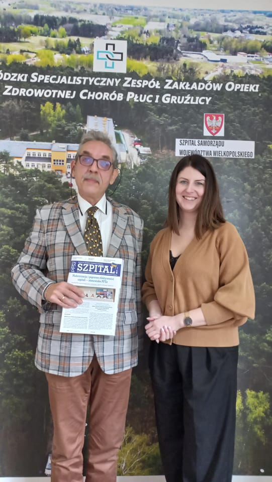 Dyrektor Szpitala w Wolicy oraz przedstaicielka Polskiej Federacji Szpitali na tle zdjęcia szpitala Chorób Płuc w Wolicy.
