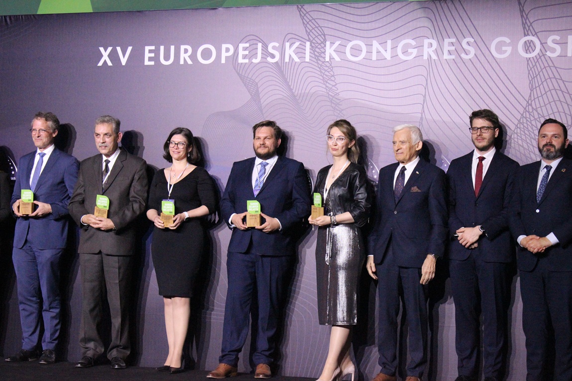 Zdjęcie przedstawia osoby elegancko ubrane trzymające statuetki na XV Europejskim Kongresie Gospodarczym w Katowicach