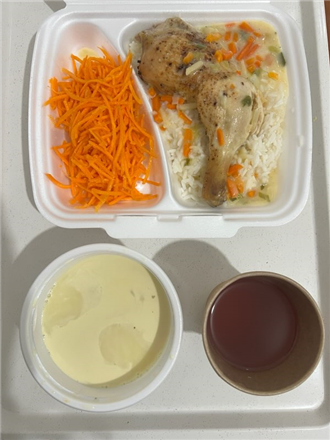 Zdjęcie przedstawia pojemnik jednorazowy biodegradowalny a w nim zupa ziemniaczana,ryż paraboliczny,udko z kurczaka w sosie potrawkowym,sur&oacute;wka z marchewki,kompot owocowy.