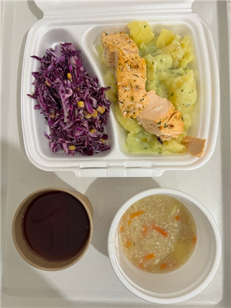 Zdjęcie przedstawia pojemnik jednorazowy biodegradowalny a w nim zupa krupnik,ziemniaki gotowane,łosoś w sosie ziołowym,sur&oacute;wka z kapusty czerwonej,kompot owocowy.