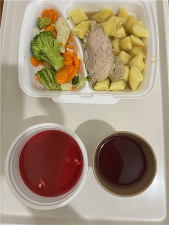 Zdjęcie przedstawia pojemnik jednorazowy biodegradowalny a w nim zupa barszcz czerwony z makaronem,kluski,bitki wieprzowe w sosie pieczeniowym,bukiet warzyw gotowanych,kompot owocowy.