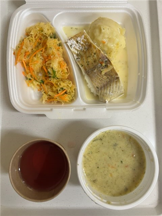 Zdjęcie przedstawia pojemnik jednorazowy biodegradowalny a w nim zupa brokułowa,ziemniaki gotowane,ryba w sosie cytrynowym,sur&oacute;wka z kiszonej kapusty,kompot owocowy.