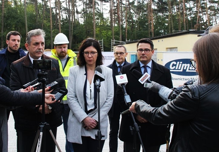 Zdjęcie przedstawia kobietę udzielającą wywiadu