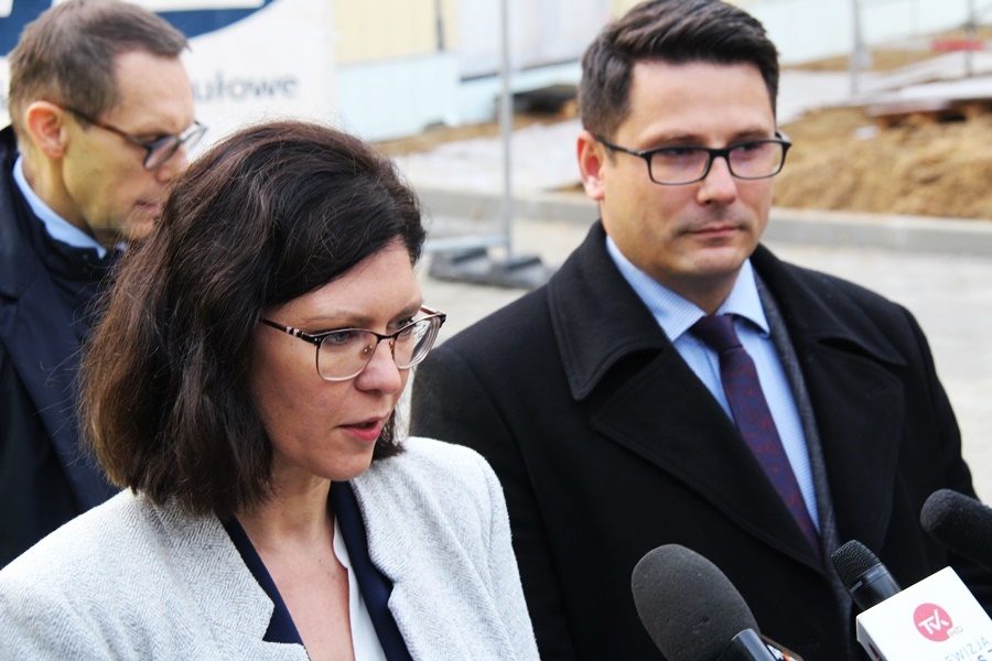 Zdjęcie przedstawia kobietę udzielającą wywiadu