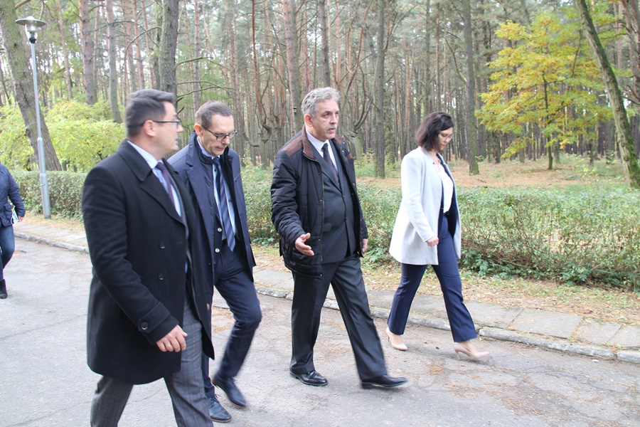 zdjęcie przestawia idących 3 mężczyzn oraz 1 kobietę 