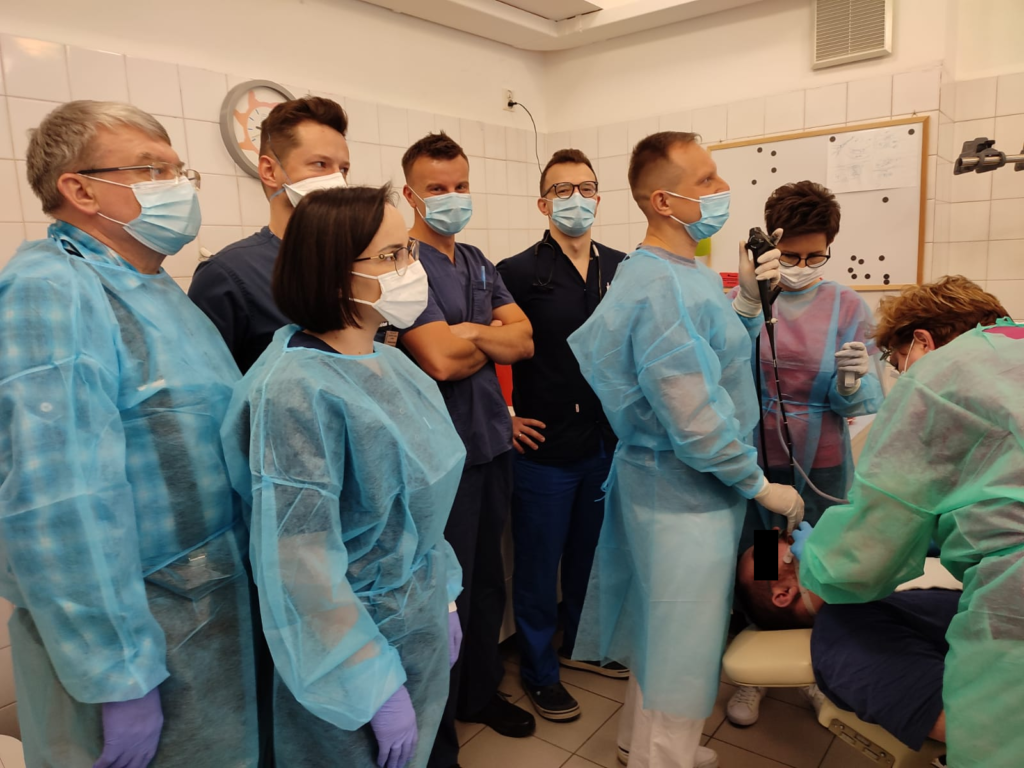 W pierwszym rzędzie od lewej dr n. med. Juliusz Pankowski, lek. Martyna Ciesielska<br />
W drugim rzędzie od lewej: lek Waldemar Bakalarz, prof. dr hab. n. med. Artur Szlubowski, lek. Michał Ruszkowski, lek. Michał Synowiec. Badanie EBUS wykonują: lek. Marcin Tarczyński i pielęgniarki: Barbara Adamczyk i Renata Wieczorek.