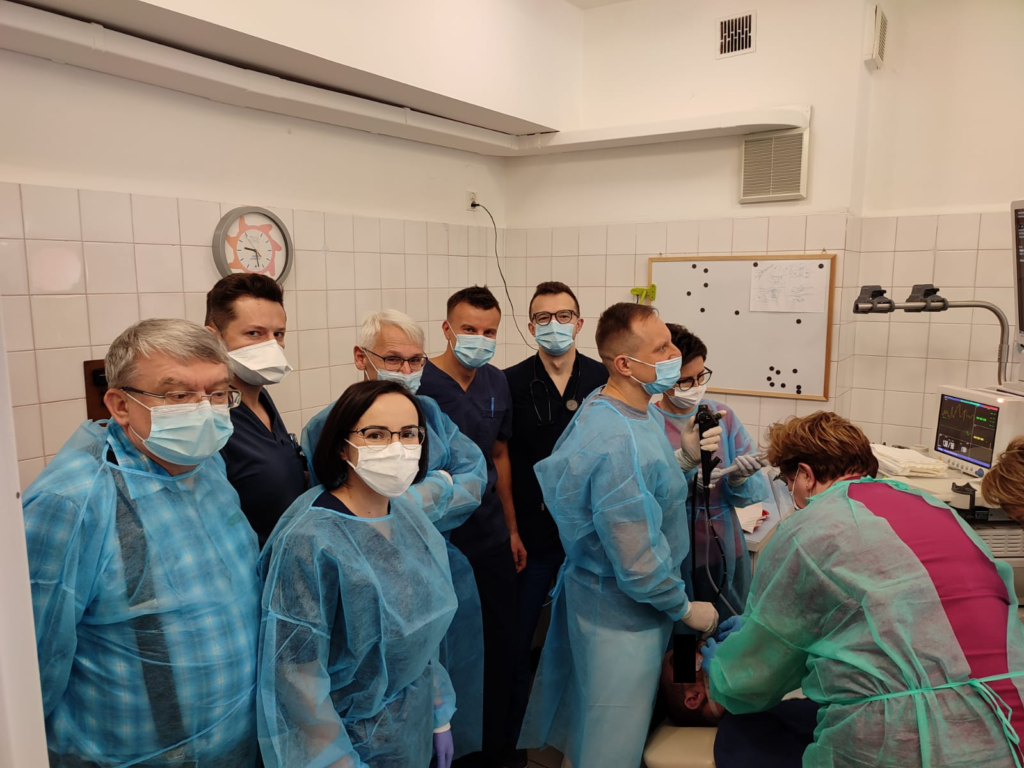 W pierwszym rzędzie od lewej dr n. med. Juliusz Pankowski, lek. Martyna Ciesielska<br />W drugim rzędzie od lewej: lek Waldemar Bakalarz, prof. dr hab. n. med. Artur Szlubowski, lek. Michał Ruszkowski, lek. Michał Synowiec. Badanie EBUS wykonują: lek. Marcin Tarczyński i pielęgniarki: Barbara Adamczyk i Renata Wieczorek.