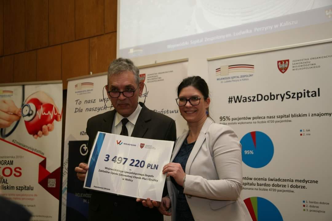Dyrektor szpitala oraz Członkini Zarządu Województwa Paulina Stochniałek trzymają wspólnie kartkę z informacją o środkach finansowych dla szpitala w wysokości niecałych trzech i pół miliona złotych