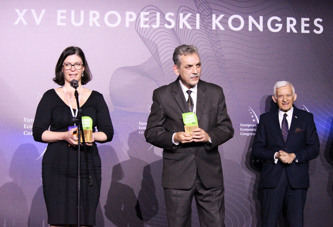 Zdjęcie przedstawia dyrektora szpitala trzymającego statuetkę 