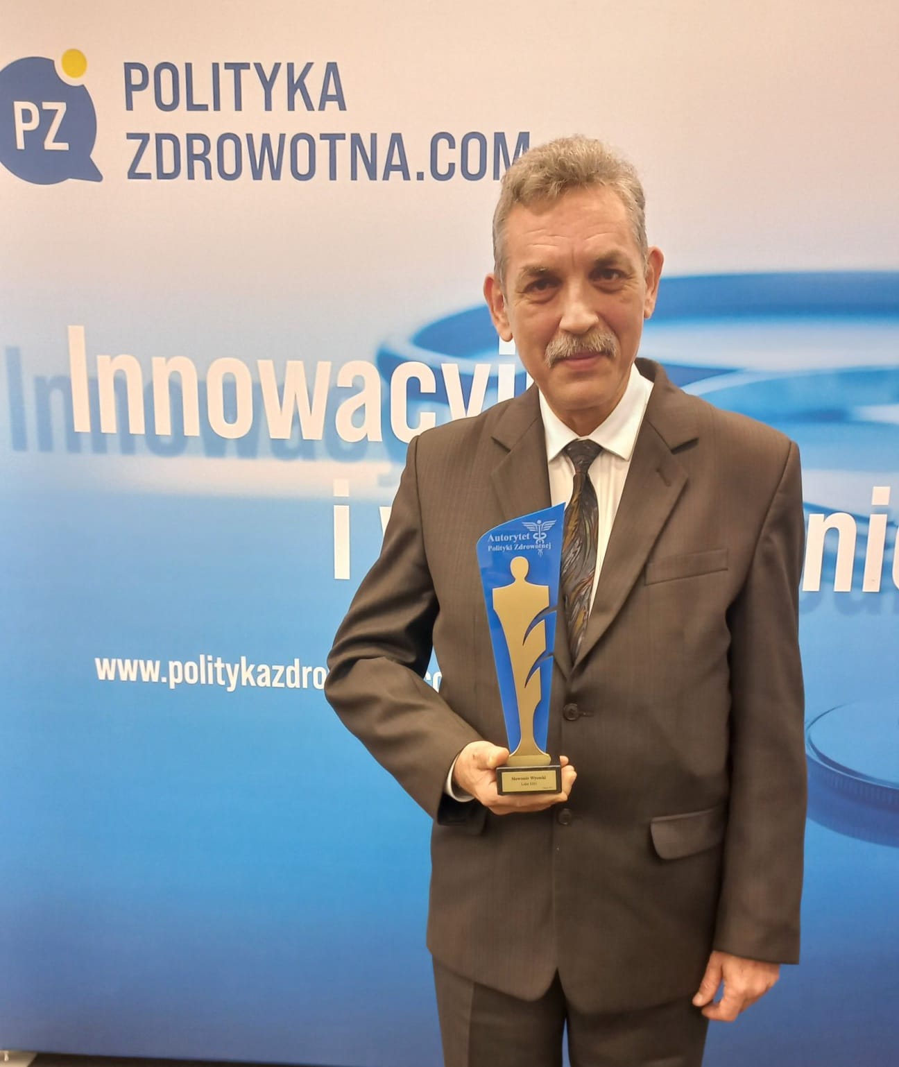 Dyrektor szpitala trzyma statuetkę 