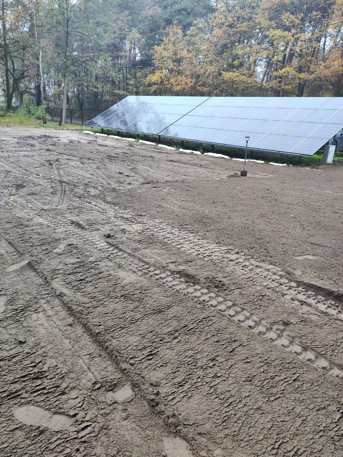 zdjęcie przedstawia teren zielony po niwelacji i zamontowaniu instalacji nawadniania