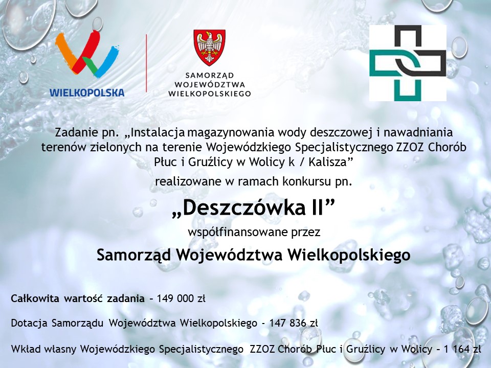 tablica informacyjna programu Deszczówka przedstawiająca logotypy Urzędu Marszałkowskiego i szpitala, tytuł zadania Instalacja magazynowania wody deszczowej i nawadniania terenów zielonych na terenie Wojewódzkiego Specjalistycznego ZZOZ Chorób Płuc i Gruźlicy w Wolicy koło Kalisza , wartość całkowitą inwestycji 149 tysięcy złotych, wartość dotacji 147836 złotych i wartość wkładu własnego szpitala 1164 złote.