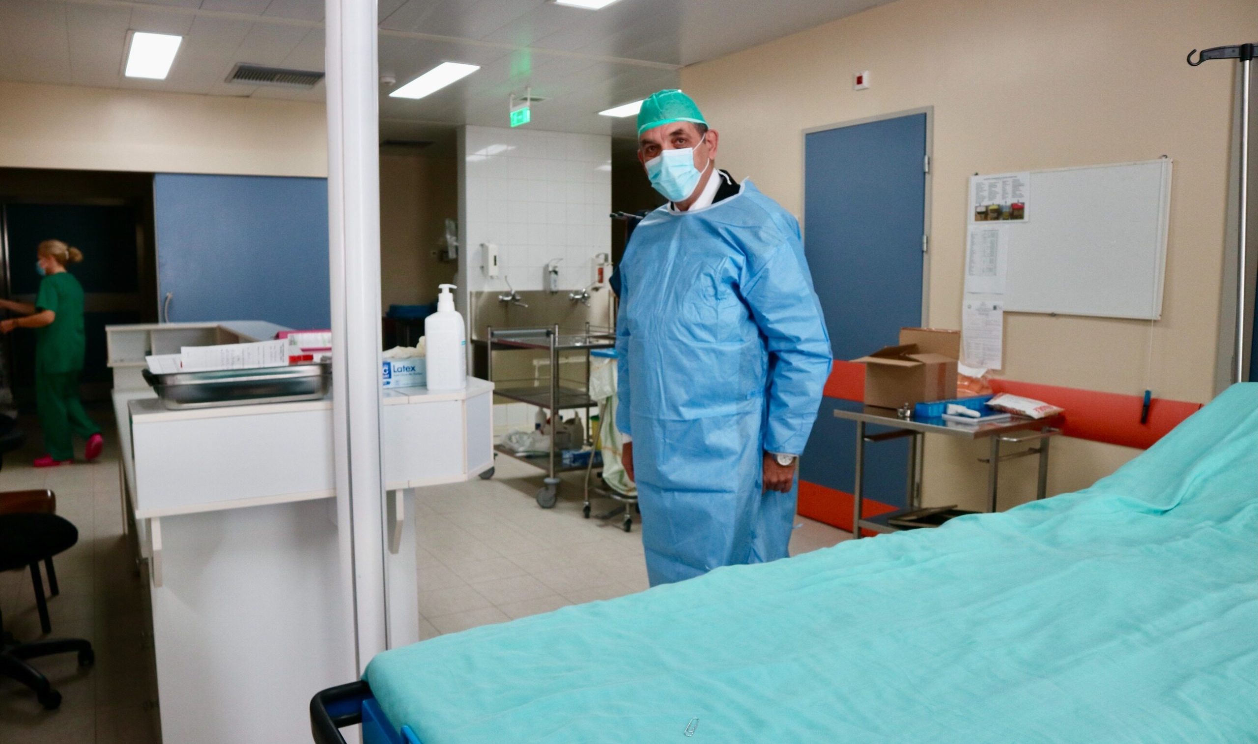 Dyrektor szpitala w Wolicy w gabinecie zabiegowym w szpitalu ogólnym w Syros w Grecji